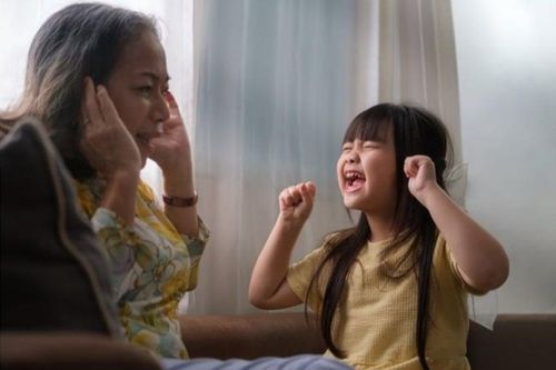 Vì sao con ở lớp ngoan ngoãn nhưng về nhà lại cáu gắt, bướng bỉnh?