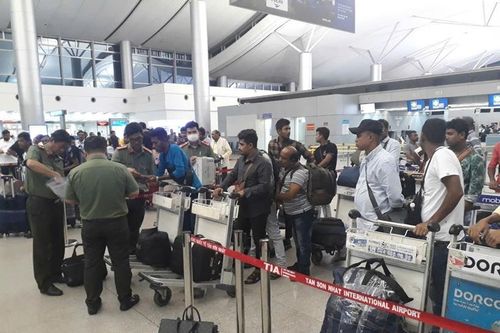 Trục xuất đối tượng người Bangladesh vi phạm pháp luật lẩn trốn tại Đồng Nai