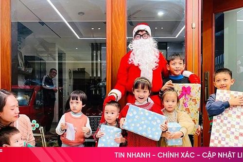 'Ông già Noel' mỏi tay ship quà dịp Giáng sinh