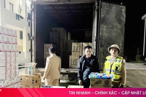 Phát hiện xe tải chở mỹ phẩm không rõ nguồn gốc trên quốc lộ 8A
