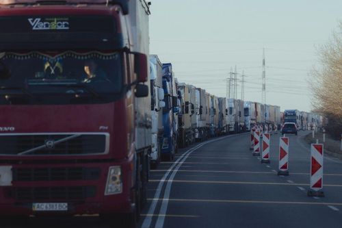 Hàng trăm xe tải xếp hàng tại biên giới Ba Lan - Ukraine trước Giáng sinh