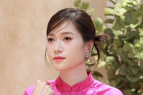 Chiếc áo tôn dáng của Lâm Vỹ Dạ