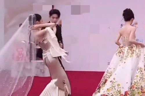 Nữ diễn viên nổi tiếng gặp sự cố trang phục, suýt ngã ngửa trên thảm đỏ