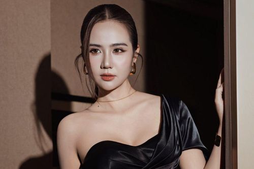 'Mẹ một con' Huyền Lizzie diện váy hở bạo, khoe trọn lưng trần quyến rũ