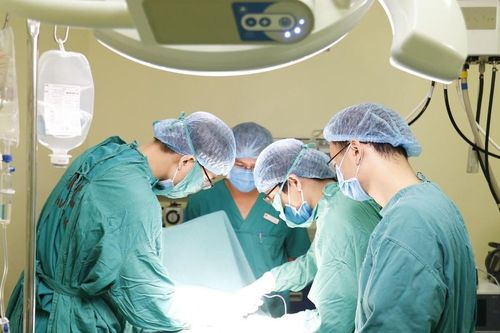 Bộ Y tế phản hồi về việc nâng lương khởi điểm cho bác sĩ
