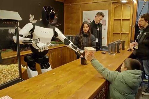 Tesla trình diễn robot hình người