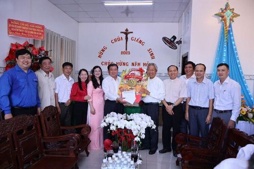 Phó Chủ tịch Thường trực Ủy ban MTTQ Việt Nam tỉnh An Giang Lê Thanh Việt chúc mừng lễ Giáng sinh 2025