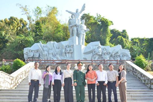 Chủ tịch Ủy ban MTTQ Việt Nam tỉnh An Giang Trần Thị Thanh Hương thăm Khu Di tích lịch sử và thắng cảnh quốc gia Ba Hòn
