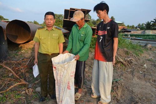 Người dân giao nộp con trăn đất nặng 7kg cho Chi cục Kiểm lâm tỉnh An Giang