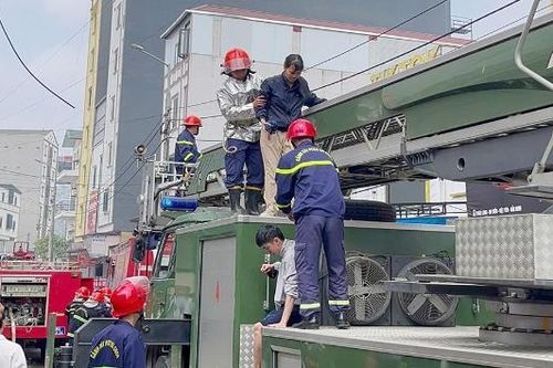 Bắc Ninh: Cháy nhà trọ tại phường Nếnh, 8 người mắc kẹt được giải cứu