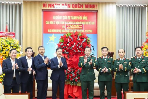 Lãnh đạo thành phố Đà Nẵng thăm, chúc mừng Bộ Chỉ huy Quân sự thành phố nhân ngày 22/12
