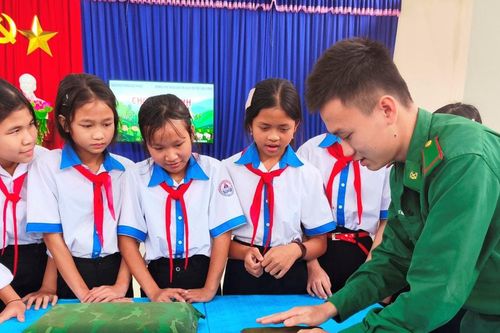 Hơn 200 học sinh xã biên giới Đắc Pring trải nghiệm chương trình 'Một ngày tập làm chiến sĩ'