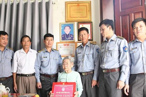 Chi đội Kiểm ngư số 3 tổ chức 'Bữa cơm tri ân' tại gia đình Mẹ Việt Nam anh hùng