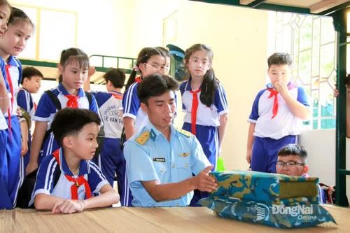 Tiếp lửa truyền thống 'Bộ đội Cụ Hồ' cho thế hệ trẻ