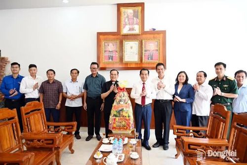 Lãnh đạo tỉnh Đồng Nai thăm, chúc mừng Giáng sinh các giáo xứ