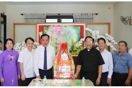Phó Bí thư Tỉnh ủy Võ Tấn Đức thăm, chúc mừng Giáng sinh năm 2025