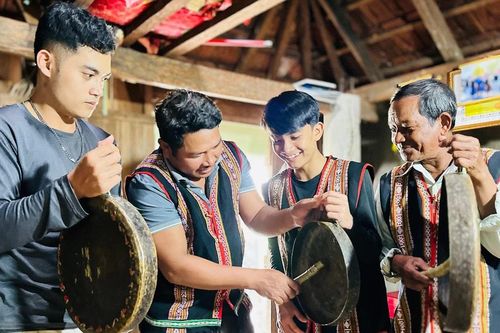 Ngân vang tiếng cồng chiêng Chăm H'roi