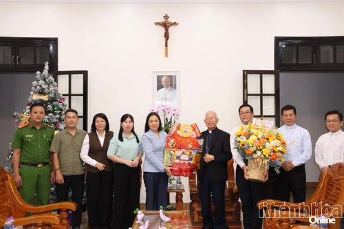 Phó Chủ tịch Thường trực Ủy ban MTTQ Việt Nam tỉnh Trần Thu Mai thăm, chúc mừng các cơ sở tôn giáo