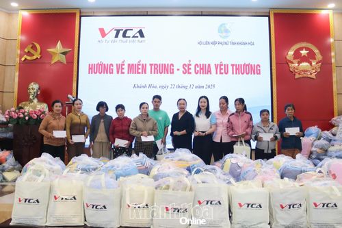 Trao 305 suất quà cho hội viên, phụ nữ bị ảnh hưởng bởi mưa lũ