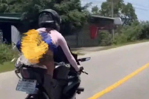 Xác minh, xử lý một phụ nữ người Nga điều khiển xe mô tô có hành vi nguy hiểm, phản cảm