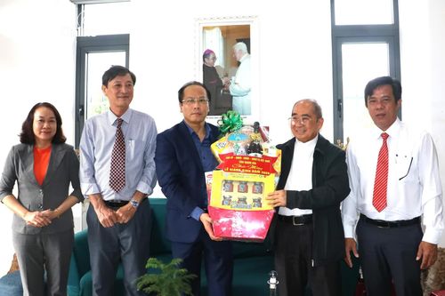 Phó Bí thư Tỉnh ủy, Chủ tịch Ủy ban MTTQ Việt Nam tỉnh Nguyễn Khắc Hà thăm, chúc mừng các vị chức sắc Công giáo