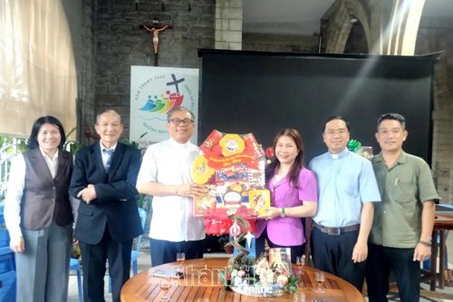 Ủy ban Mặt trận Tổ quốc Việt Nam tỉnh đi thăm, chúc mừng các cơ sở tôn giáo nhân dịp Giáng sinh