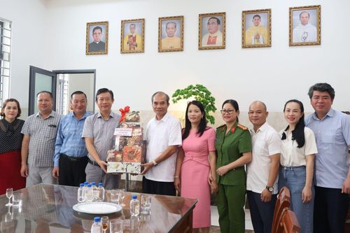 Xã Cam Lâm: Thăm, tặng quà các cơ sở tôn giáo nhân dịp Giáng sinh