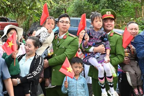 Trao cờ Tổ quốc cho người dân vùng biên Pa Tần