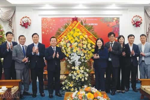 Phó Chủ tịch UBND tỉnh Vũ Thị Hiền Hạnh chúc mừng Tòa Giám mục Giáo phận Hưng Hóa, Sơn Tây và Tổng hội thánh Tin Lành Việt Nam (miền Bắc)