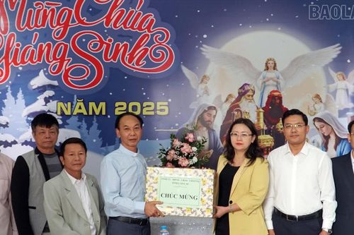 Phó Bí thư Tỉnh ủy, Chủ tịch Ủy ban MTTQ tỉnh Giàng Thị Dung thăm, tặng quà chúc mừng các giáo xứ, điểm nhóm Tin Lành nhân dịp Giáng sinh