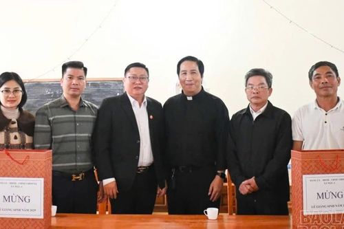 Xã Mậu A tổ chức 3 đoàn thăm, tặng quà chúc mừng Giáng sinh