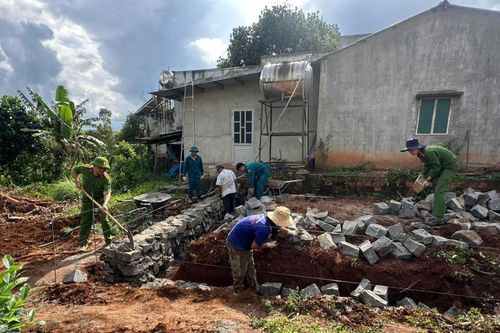Xóa nhà tạm, dựng thế trận an ninh