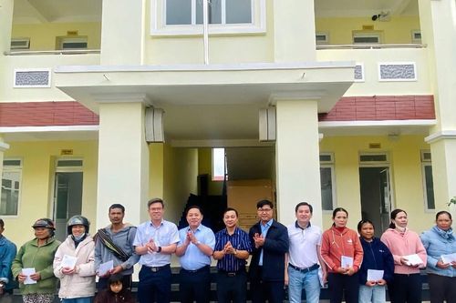 Tặng 100 suất quà hỗ trợ người dân xã D'Ran bị thiệt hại do thiên tai