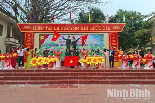 Tổ chức chương trình ngoại khóa chào mừng Ngày thành lập Quân đội Nhân dân Việt Nam