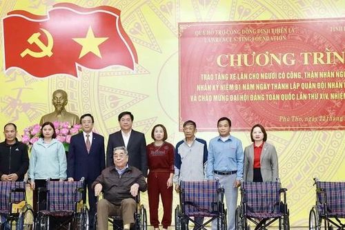 Trao tặng xe lăn cho người có công và thân nhân người có công với cách mạng