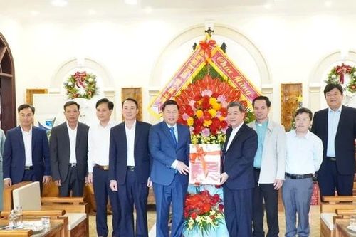Phó Chủ tịch UBND tỉnh thăm, chúc mừng Giáo phận Hưng Hóa nhân dịp Lễ Giáng sinh