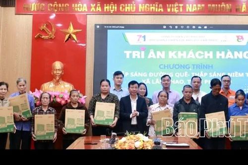 Đội Quản lý điện lực Lâm Thao tri ân khách hàng