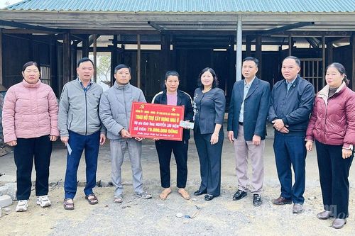 Trao tiền hỗ trợ các hộ gia đình bị thiệt hại do thiên tai