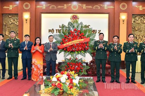 Chủ tịch HĐND tỉnh Nguyễn Văn Sơn thăm, chúc mừng Bộ Tư lệnh Quân khu 2