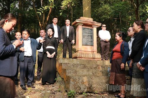 Đoàn học viên lớp bồi dưỡng hành chính, đối ngoại của Đảng Nhân dân cách mạng Lào thăm các khu di tích lịch sử cách mạng tại Tuyên Quang