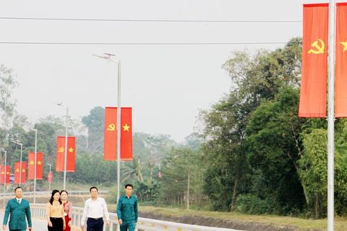 Xác minh thông tin người phụ nữ ngồi lên cờ Tổ quốc