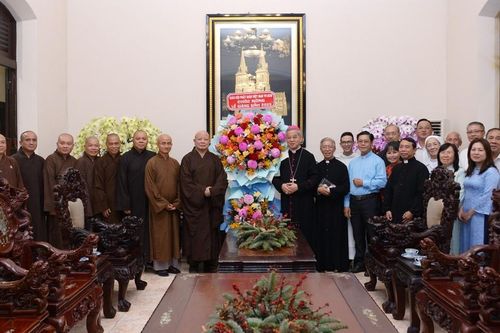 Hòa thượng Thích Lệ Trang và đại diện Ban Trị sự Phật giáo TP.HCM chúc mừng Giáng sinh tại Tòa Tổng Giám mục