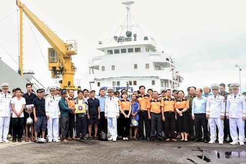 Đưa 52 ngư dân bị cháy tàu trên biển Trường Sa về đất liền an toàn