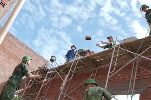 Bộ đội Gia Lai dựng nhà cho dân vùng lũ trong ngày 22/12