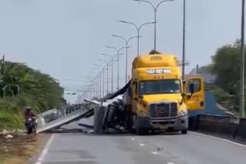 Container đứt dây chằng, hàng rơi chắn ngang đường, giao thông ùn ứ