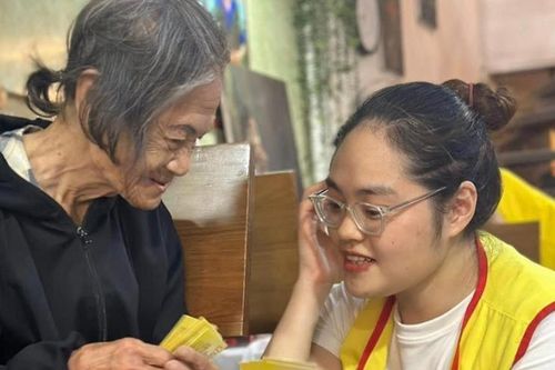 Thấm đượm tình người tại 'phòng khám 0 đồng' giữa lòng Thủ đô