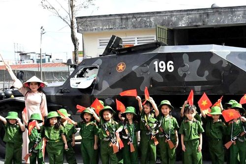Gần 300 cháu thiếu nhi tham quan Bộ Chỉ huy Quân sự tỉnh An Giang