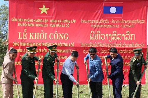 Tô thắm nghĩa tình Việt Nam – Lào