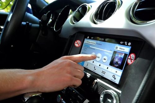Trang bị hiện đại nhất trên ô tô có khiến việc lái xe kém an toàn hơn?