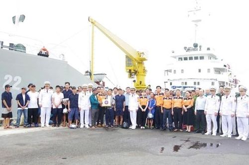 Đưa 52 ngư dân trên tàu cá bị gặp nạn ở Trường Sa về Cam Ranh